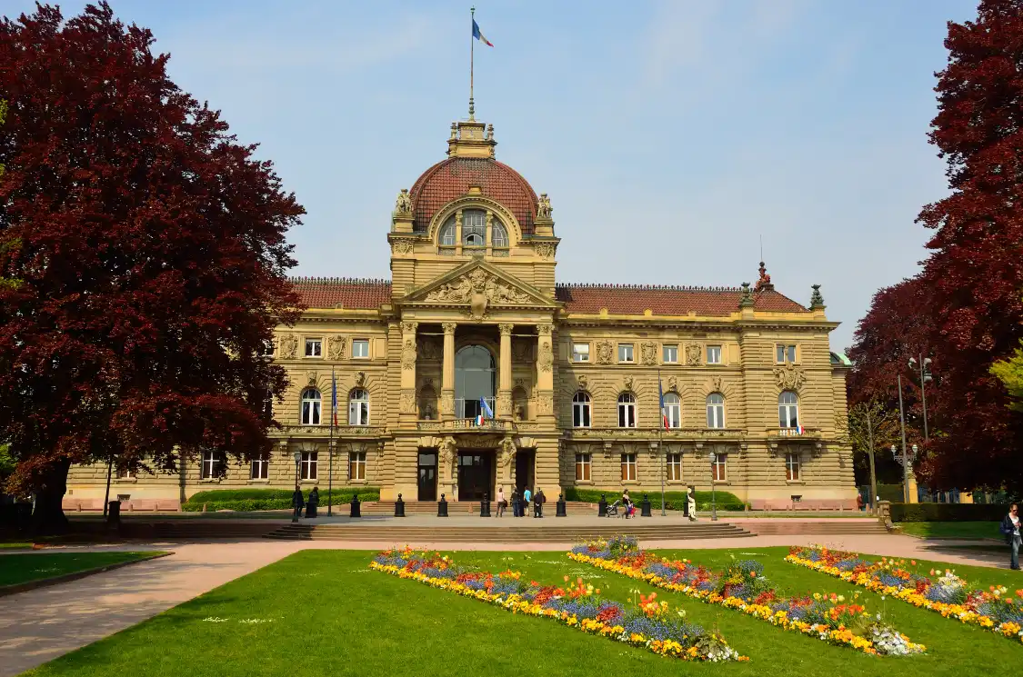 Отели рядом с достопримечательностью «Republic Square»