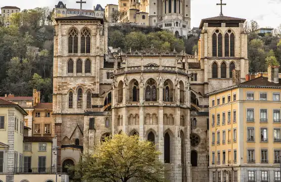 鄰近富維耶山的酒店