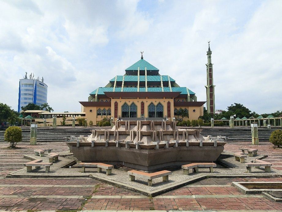 Compare 5 airports near Batam Center