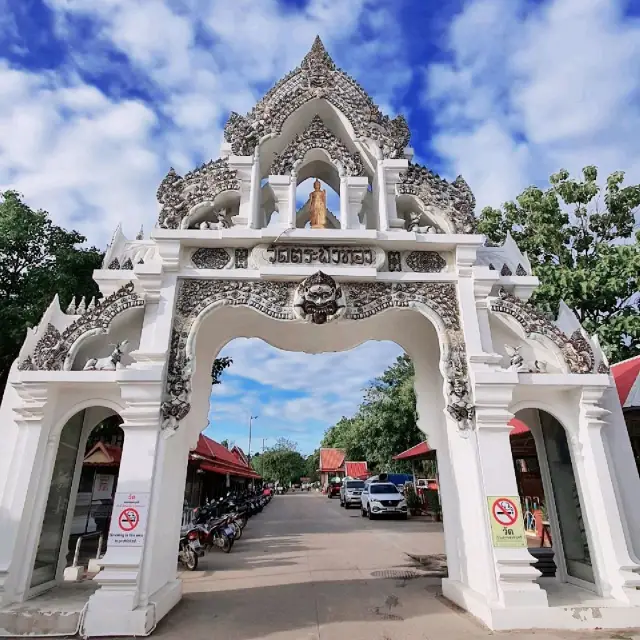 ตักบาตรวิถีไทย รับรุ่งอรุณแห่งความสุข