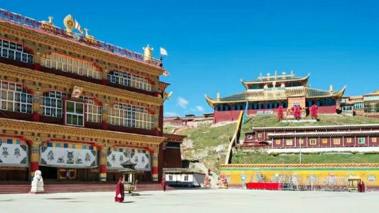 亚青寺属于宁玛派寺院，坐落在川藏公路北线之上，离白玉县城12