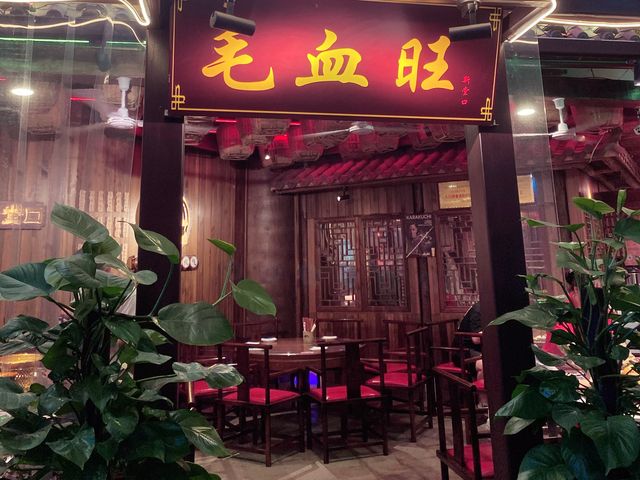 Eating under the light of lanterns 