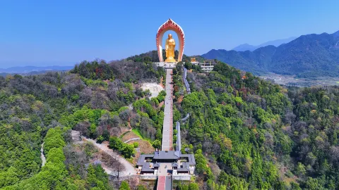 Donglin Buddha attraction in Jiujiang