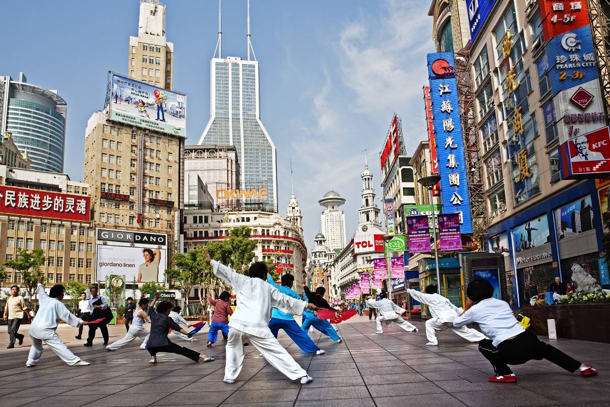 4️⃣ Nanjing Road – Tempat wisata di Shanghai