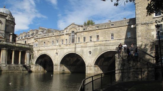 普尔特尼桥普尔特尼桥（Pulteney Bridge）是埃文