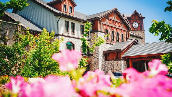 HUAXIMU Maple&Snow Hot Springs Resort