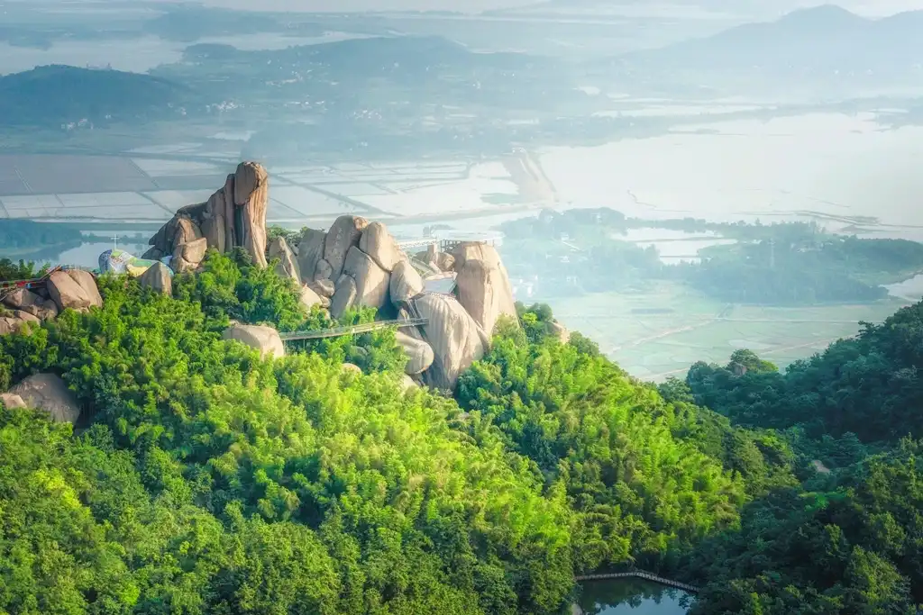 Hotels near Jushi Mountain