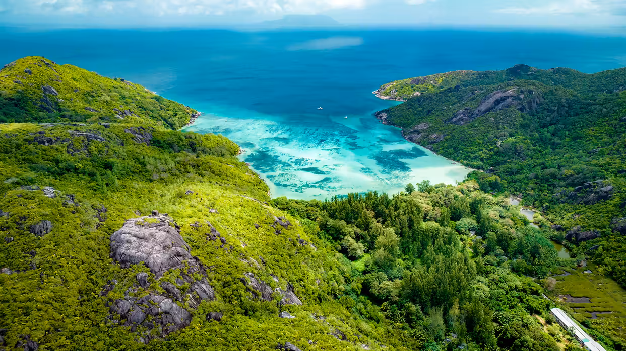 ${{cityDName}} to Praslin Island Flights