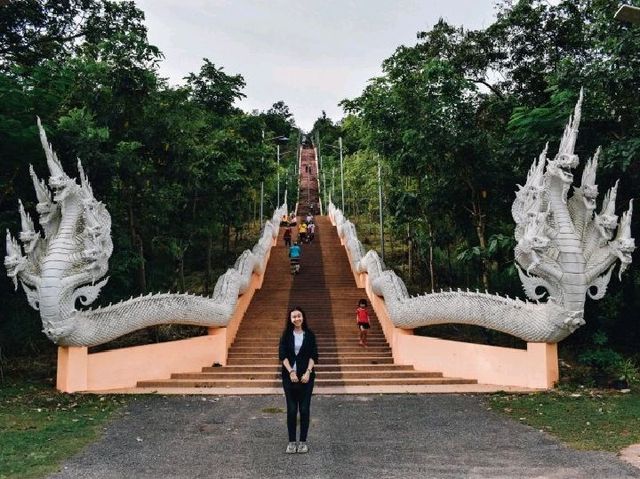 เดินบันไดไปไหว้พระที่ภูสิงห์ จ.กาฬสินธุ์