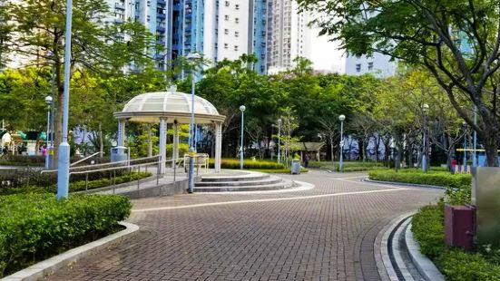 虽说新界离港区算是偏远了，但在将军澳却有豪宅，周边就少不了生