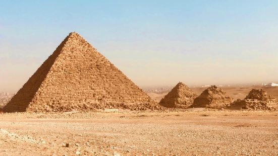 【蒙卡拉金字塔】  蒙卡拉金字塔由埃及第四王朝法老蒙卡拉建造