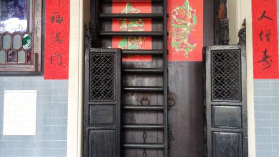 有幸啊，能够在这看到王老吉这样的老门面啊，就觉着广州啊是一个