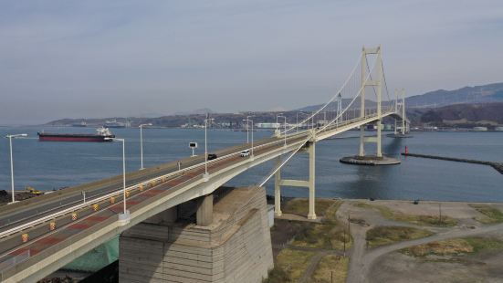 東日本最大の吊り橋である白鳥大橋は室蘭のシンボルとして交通の