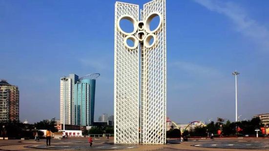 世界风筝都纪念广场，位于中国山东潍坊，是以&ldquo;风筝
