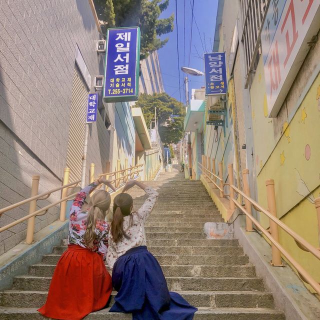 친구 혹은 연인끼리 여행을 떠날때 혹시 드레스코드는 어 | 트립닷컴 부산 친구 혹은 연인끼리 여행을 떠날때 혹시 드레스코드는 어 | 트립닷컴 부산 