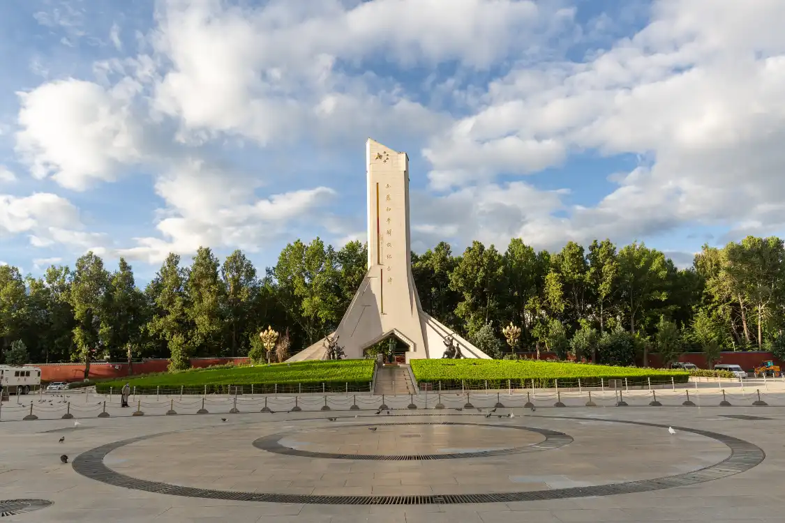 Отели рядом с достопримечательностью «Памятник мира в Тибете»