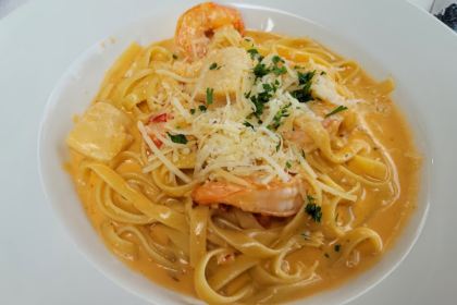 Hank’s Oyster Bar on the Wharf