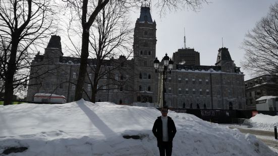 魁北克国会大厦是在魁北克城老城区闲逛的时候偶然打卡的一个景点