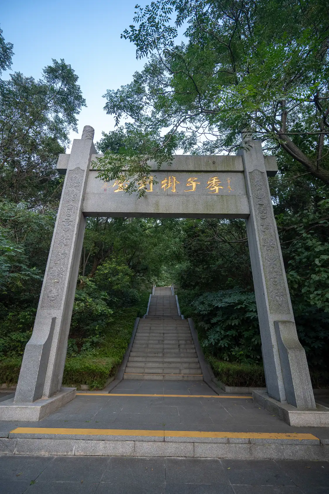 Hotels near Jizi Guajiantai