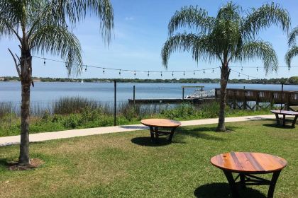 Grills Lakeside Seafood Deck & Tiki Bar