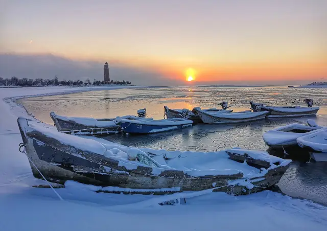 Seaside Snow Viewing in Weihai
