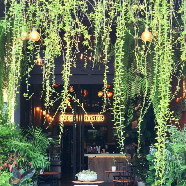 ร้านคาเฟ่ลับ​ ๆ​ ย่านถนนนวลจันทร์​