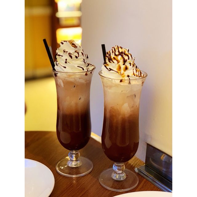 跟朋友在CAFÉ輕鬆度過晚餐時間