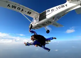 藍色氣流高空跳傘