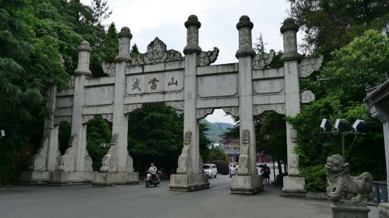 武当山门是进入武当山景区的第一道门，建于1988年，为六柱五