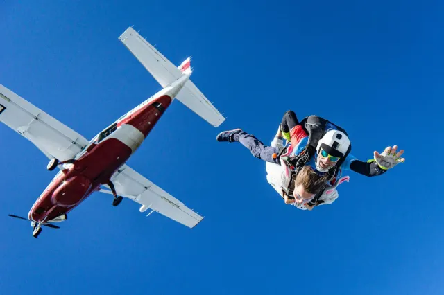 Skydiving - the ultimate thrill (Unsplash / Kamil Pietrzak)