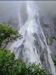 Ladeng Waterfalls, Maandi