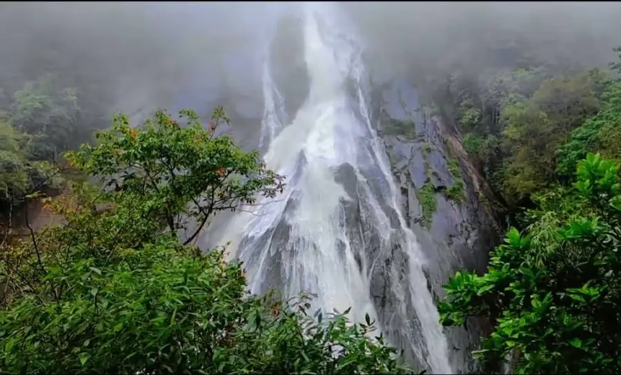 Ladeng Waterfalls, Maandi