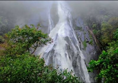 Ladeng Waterfalls, Maandi