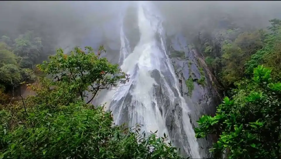 Hotels near Ladeng Waterfalls, Maandi