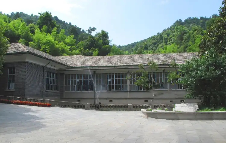 Hotels near Dishui cave