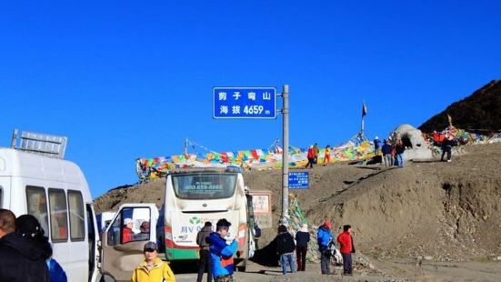 川西甘孜的山脉景色都是让人赞叹不已，雅江县城外的剪子弯山，不