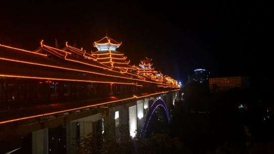 三江侗鄉最有名的地方應該就是風雨橋，裡邊有一個縣城的風雨橋，