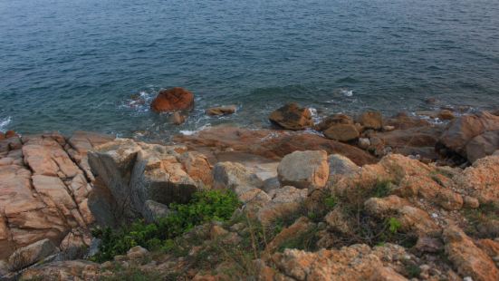 龟龄岛，位于汕尾市城区捷胜镇南面海岸对开海面。其周边有牛皮洲