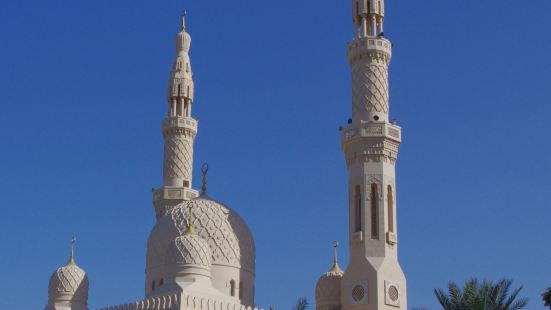 朱美拉清真寺（JUMEIRAH MOSQUE）是迪拜最大最美