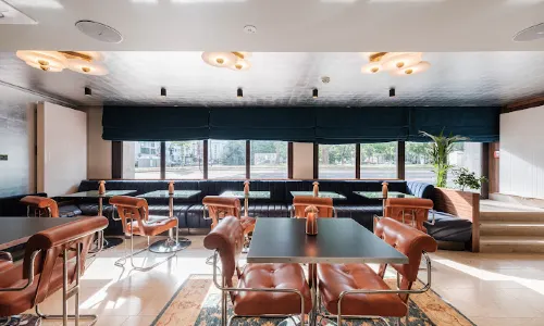 Venerie Bar by Square