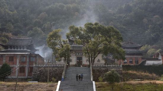 狮峰寺又称狮峰广化禅寺。位于福安市柏柱洋狮峰山麓，距县城30
