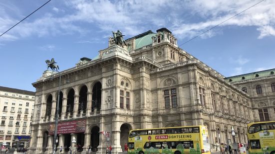 【景色】建筑外观端庄大气，内里装饰华美，雕塑，彩绘、灯饰精美