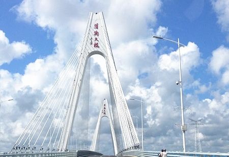清澜大桥位于海南省文昌市清澜湾上，是一座跨海大桥，是连接清澜