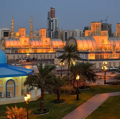 Отели рядом с достопримечательностью «Al Haqq Mosque»