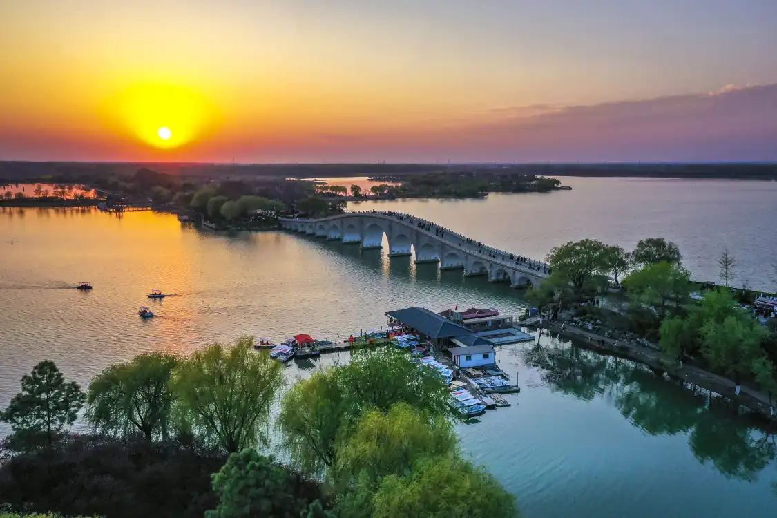 Hotels near Xishuanghu Baihe Park