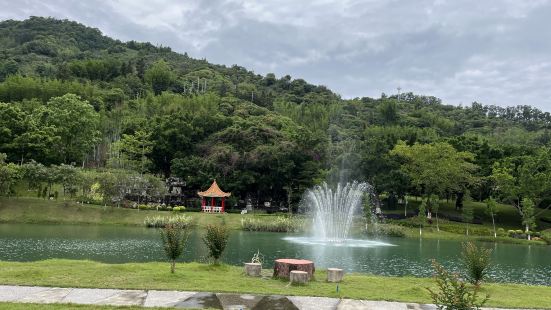 黄龙带水库就在流溪湖森林公园旁边，水库管理处附近山脚下还有一