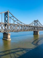 Железнодорожный мост на границе реки Сяолуцзян