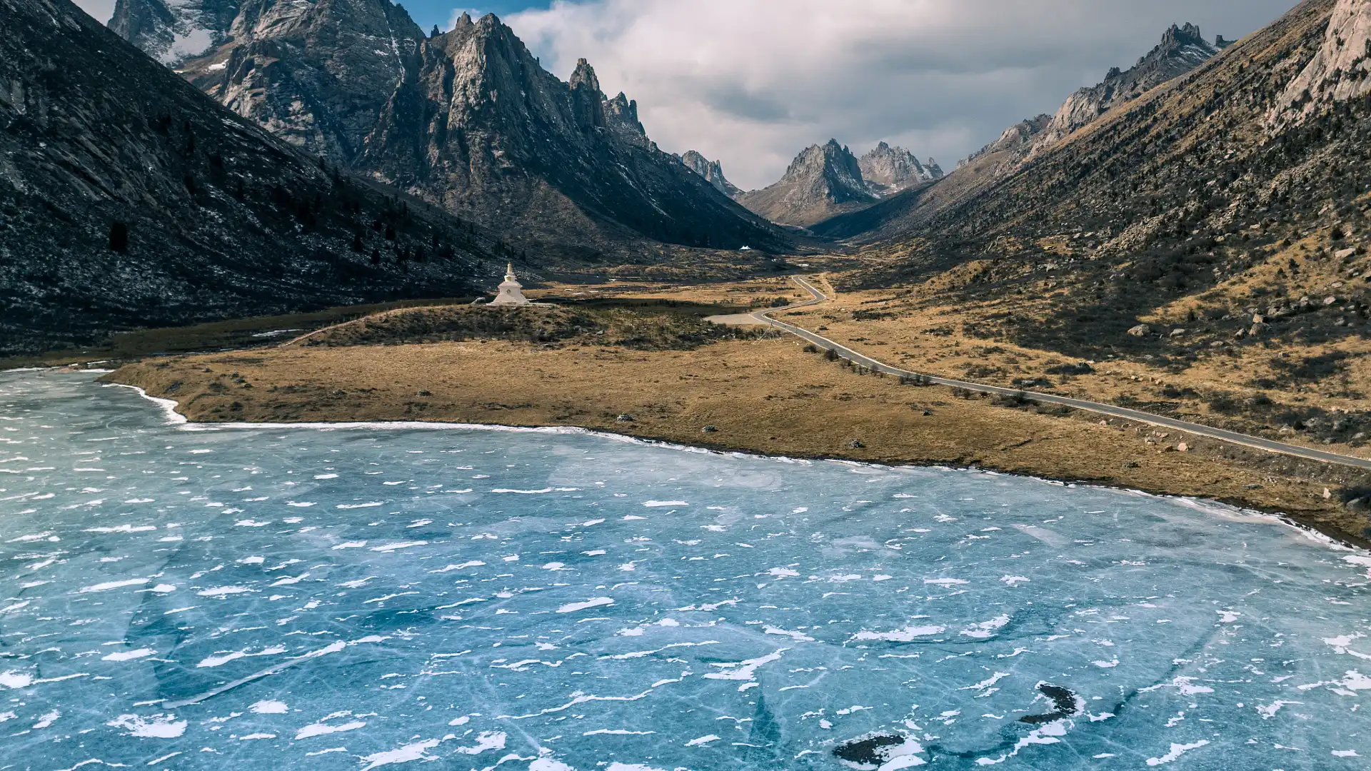 Hotels near Blue Ice Lake in the Lianbao Yeze Scenic Area