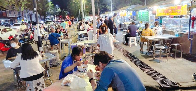 Thung Sri Muang Night Market