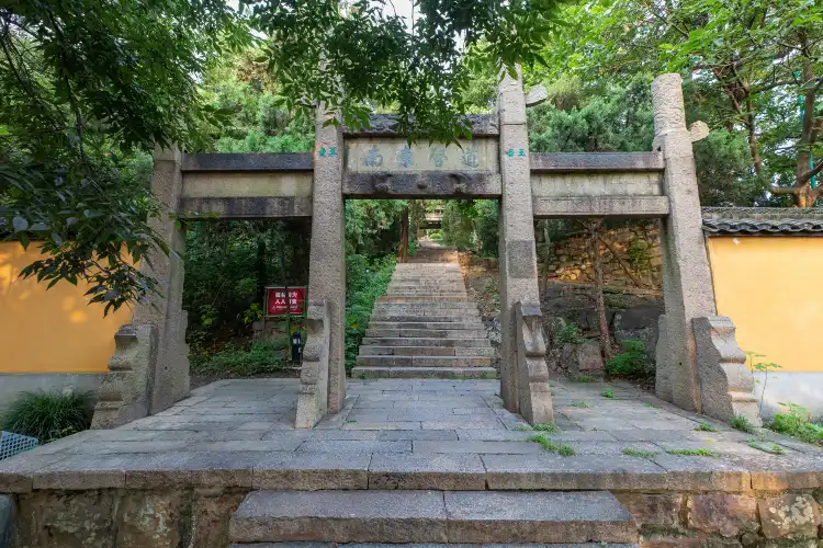Hotels near Yanzi Tomb